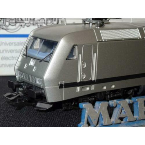 013=Marklin 34381 BR 12X DELTA digitale E loc van de AEG.