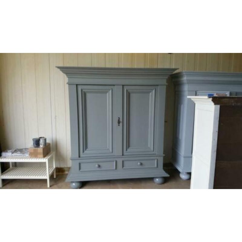 Landelijke opgeknapte brocante houten kamerkast buffetkasten