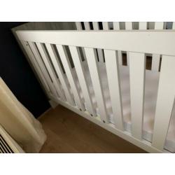 SuperLeuke tweelingkamer baby/peuter- bedjes, commode & kast