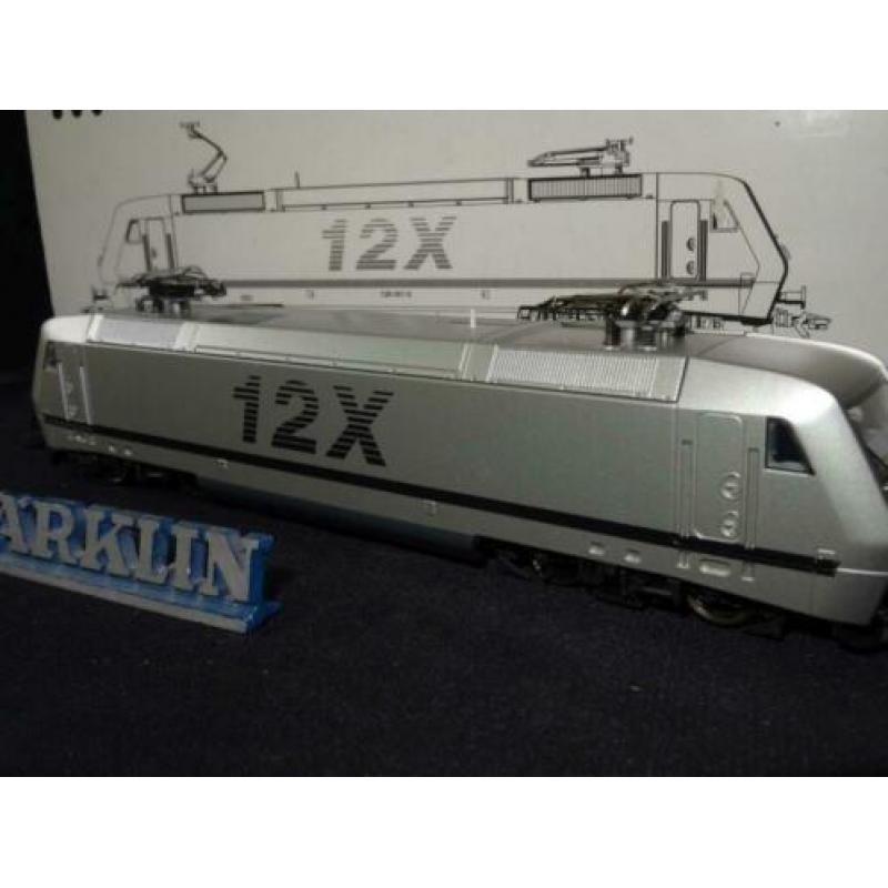 013=Marklin 34381 BR 12X DELTA digitale E loc van de AEG.