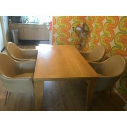 Eettafel met 4 leren stoelen