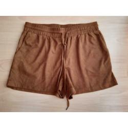 Korte bruine broek suede achtig maat m