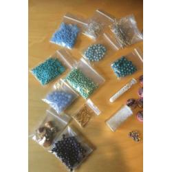 Partij kralen en onderdelen voor sieraden maken