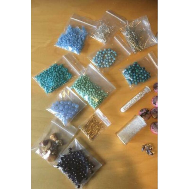 Partij kralen en onderdelen voor sieraden maken