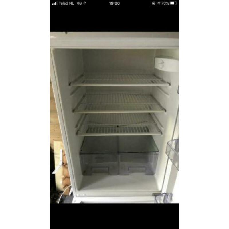 Witte koelkast met vriezer