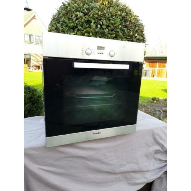 Prachtige grote Miele hetelucht oven rvs.