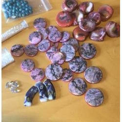 Partij kralen en onderdelen voor sieraden maken