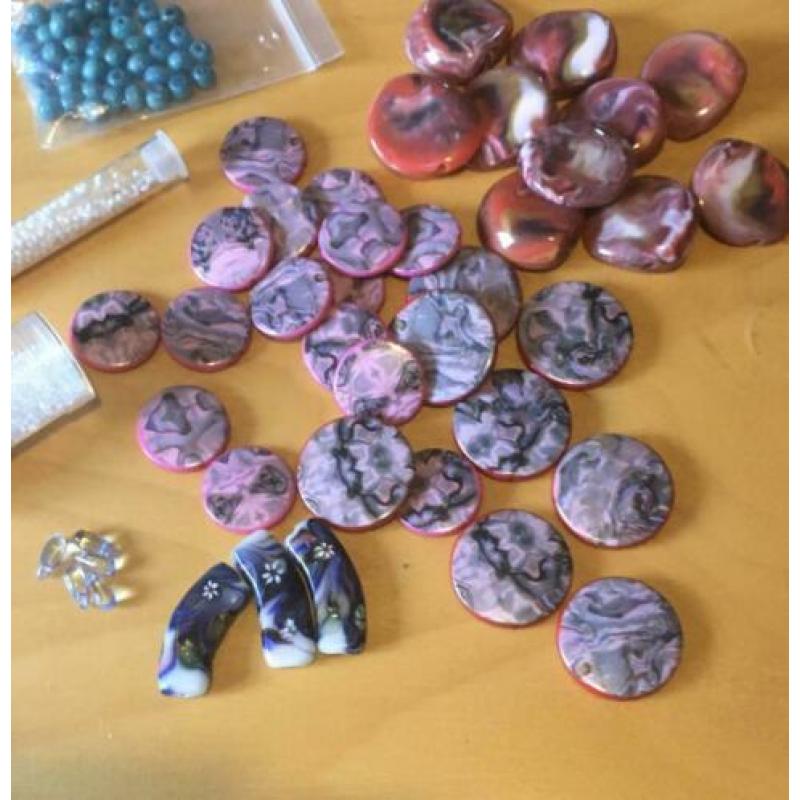 Partij kralen en onderdelen voor sieraden maken