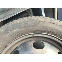 4 Metalen velgen met 2 goede zomerbanden