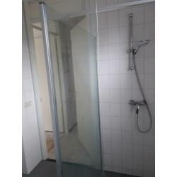 Glazen douche wand