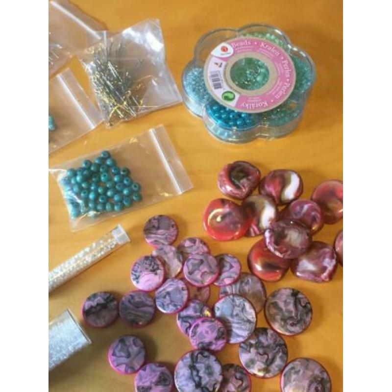 Partij kralen en onderdelen voor sieraden maken