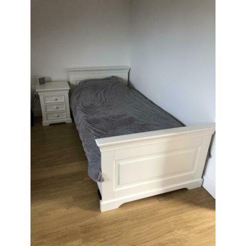 Kinderkamer te koop bed, nachtkastje en bureau