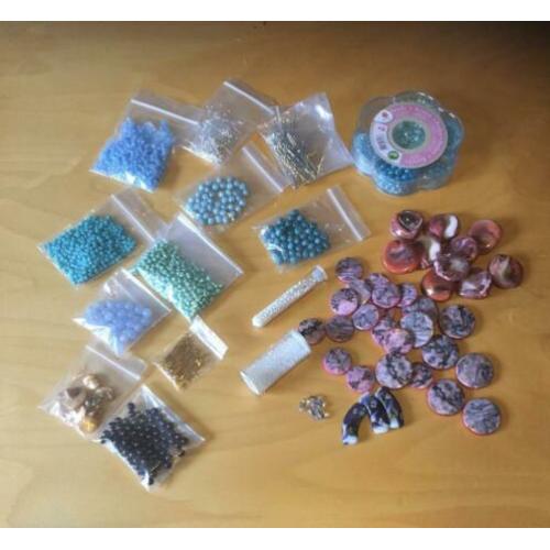Partij kralen en onderdelen voor sieraden maken