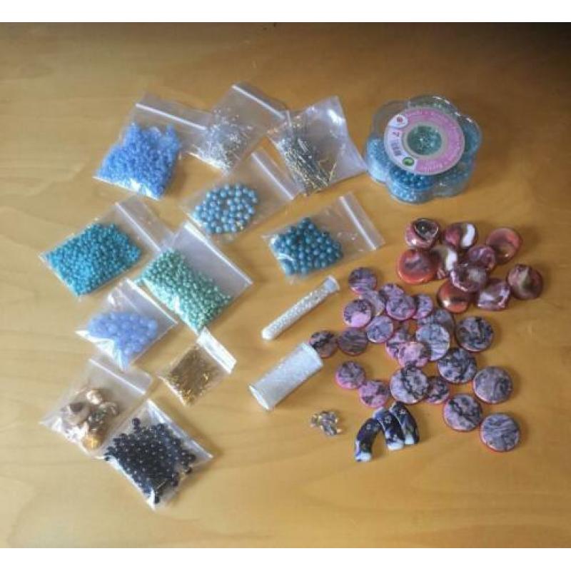 Partij kralen en onderdelen voor sieraden maken