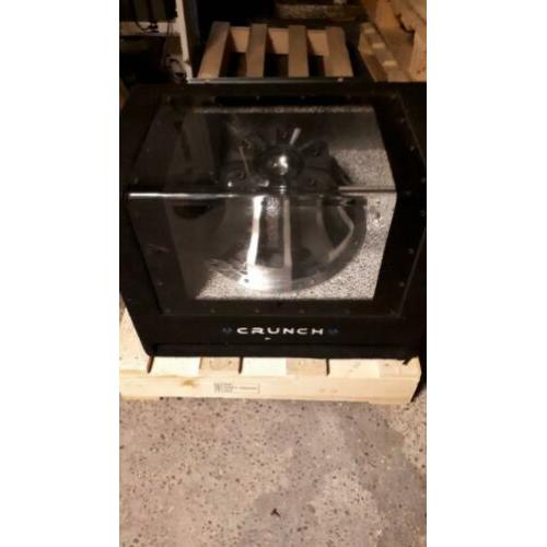 Crunch 600RMS met 2400watt versterker.
