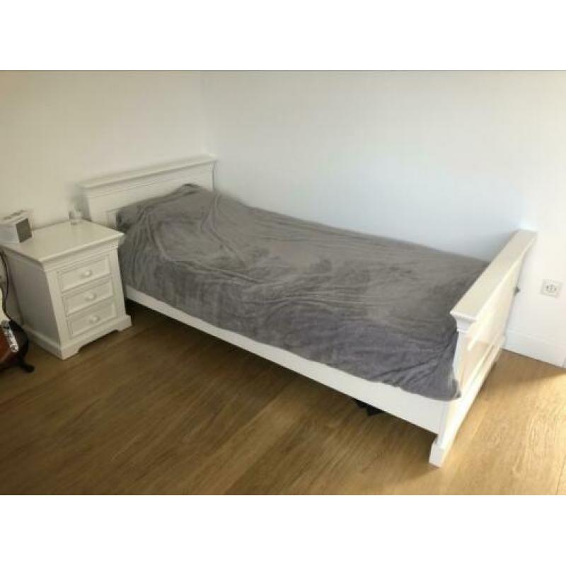 Kinderkamer te koop bed, nachtkastje en bureau