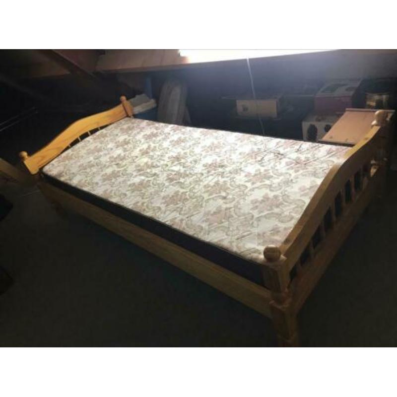 Een persoons bed te koop