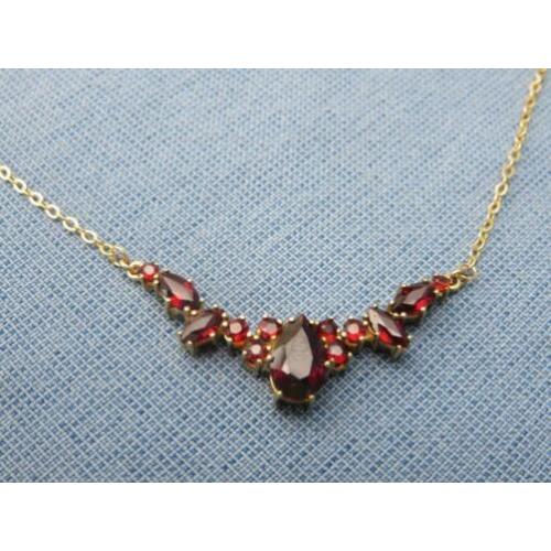 Gouden hanger met granaat steen en ketting ( 8 kt. ) - ca. 1