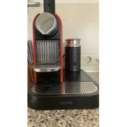 Geweldige Nespresso machine in retro rood met melkschuimer