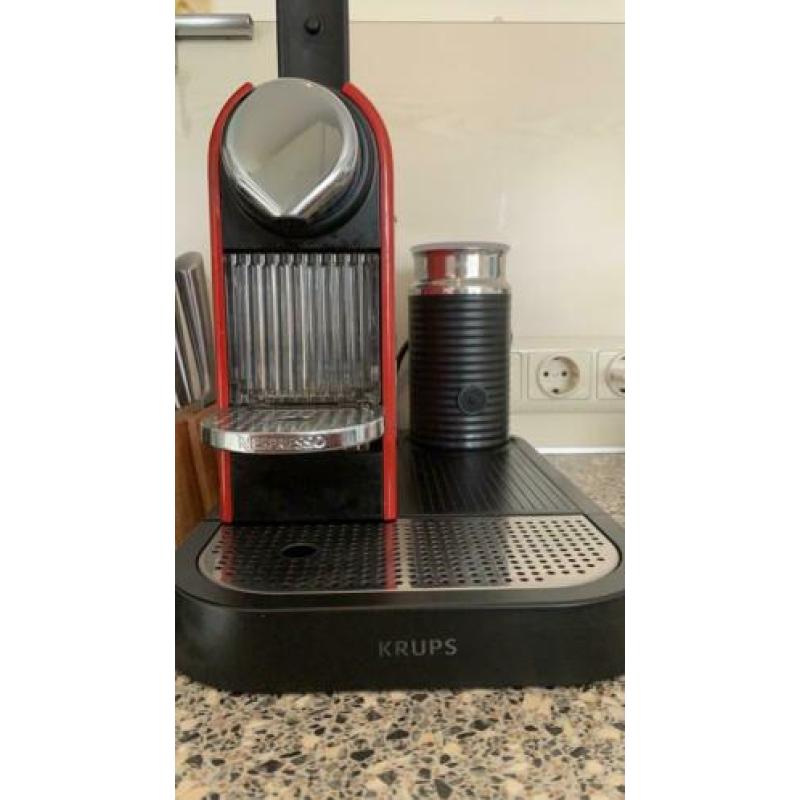 Geweldige Nespresso machine in retro rood met melkschuimer