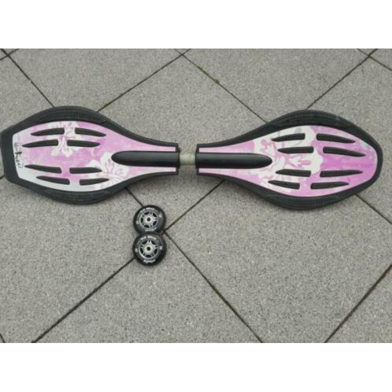 Waveboard van Streetsurfing met 2 paar Abec5 wieltjes