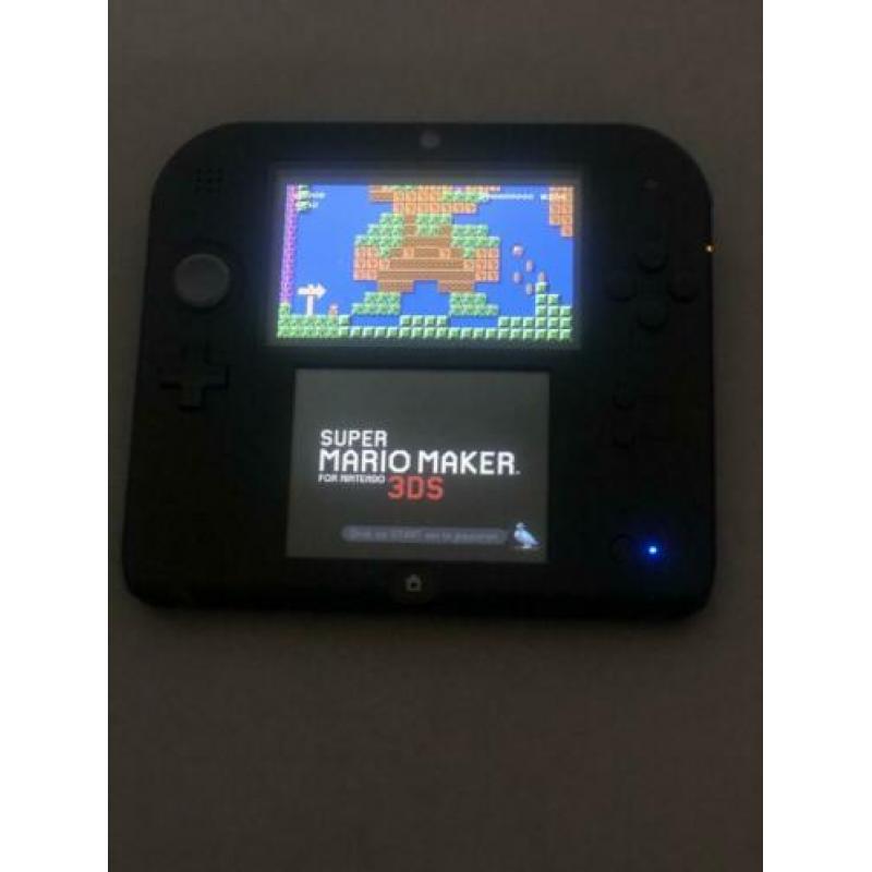 Nintendo 2DS blauw zwart met stekker èn 2 spellen. In doos.