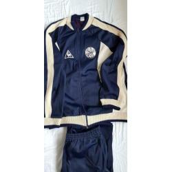 Voor de verzamelaar Ajax Le Coq Sportif blauw met accenten