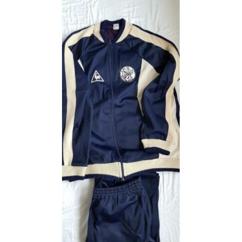 Voor de verzamelaar Ajax Le Coq Sportif blauw met accenten