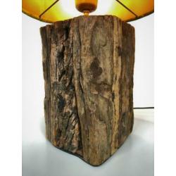 Tafellamp van massief hout