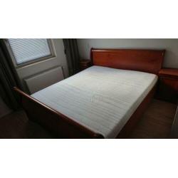 2 persoonsbed (ledikant) 180x210 kersenhout & 2 nachtkastjes