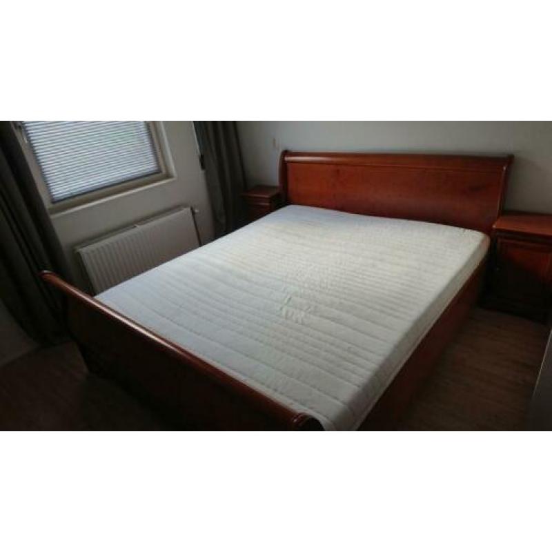 2 persoonsbed (ledikant) 180x210 kersenhout & 2 nachtkastjes