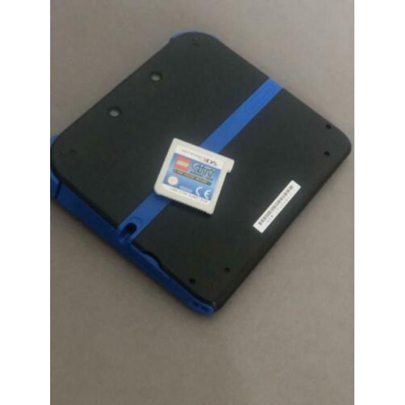 Nintendo 2DS blauw zwart met stekker èn 2 spellen. In doos.