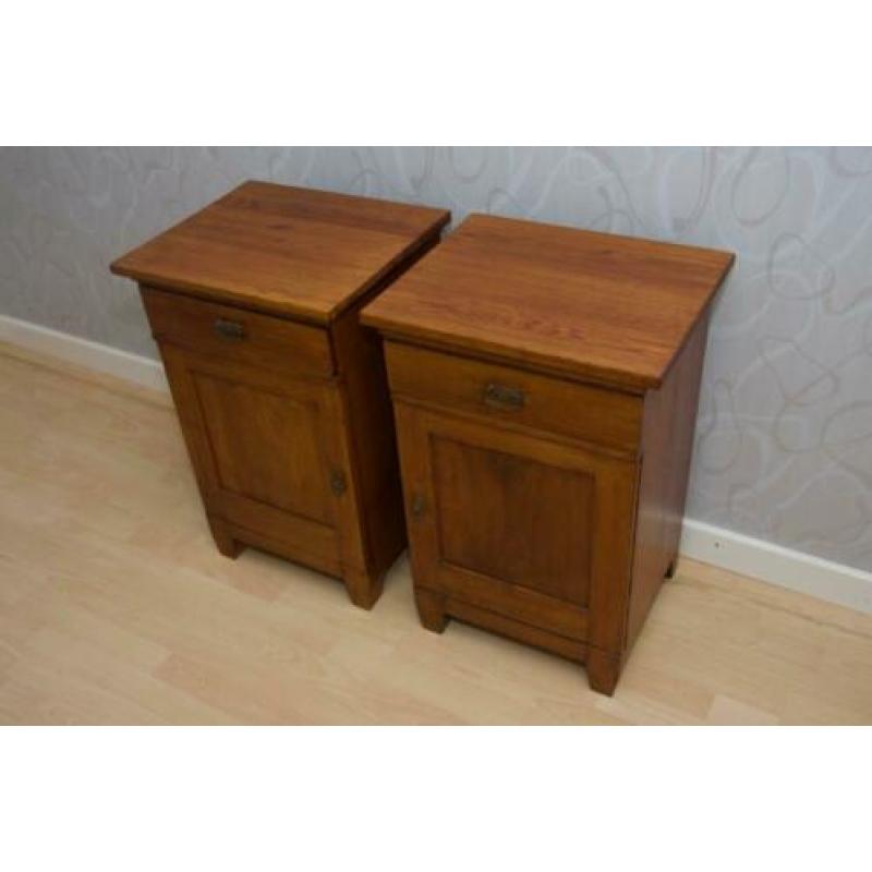 Eikenhouten nachtkastjes en commode