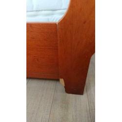 2 persoonsbed (ledikant) 180x210 kersenhout & 2 nachtkastjes