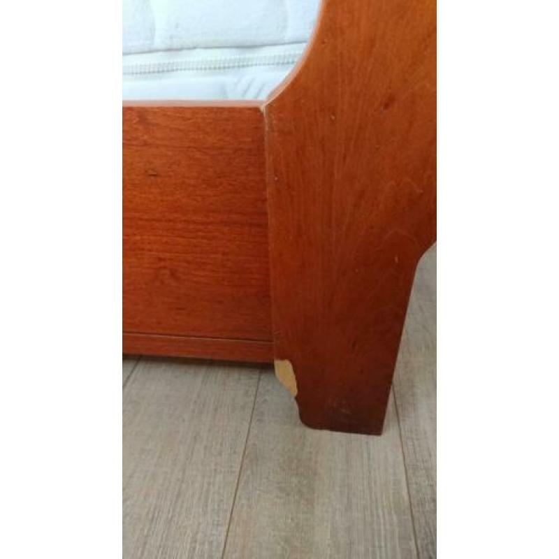 2 persoonsbed (ledikant) 180x210 kersenhout & 2 nachtkastjes