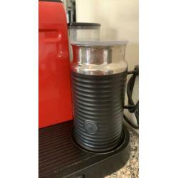 Geweldige Nespresso machine in retro rood met melkschuimer