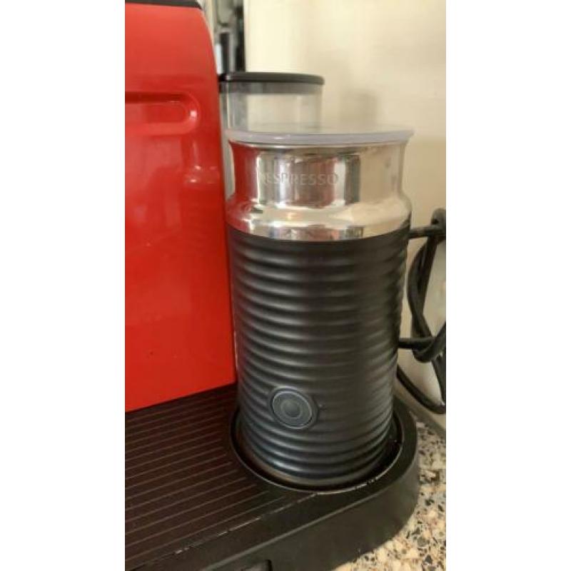 Geweldige Nespresso machine in retro rood met melkschuimer