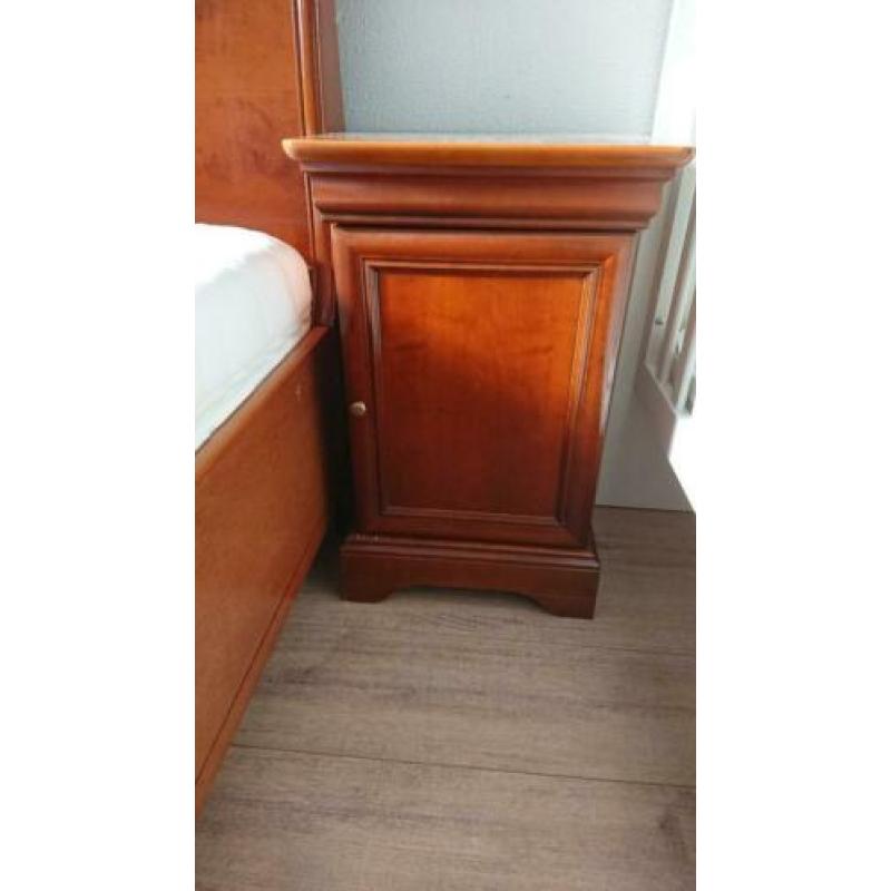 2 persoonsbed (ledikant) 180x210 kersenhout & 2 nachtkastjes