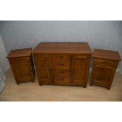 Eikenhouten nachtkastjes en commode