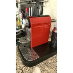 Geweldige Nespresso machine in retro rood met melkschuimer
