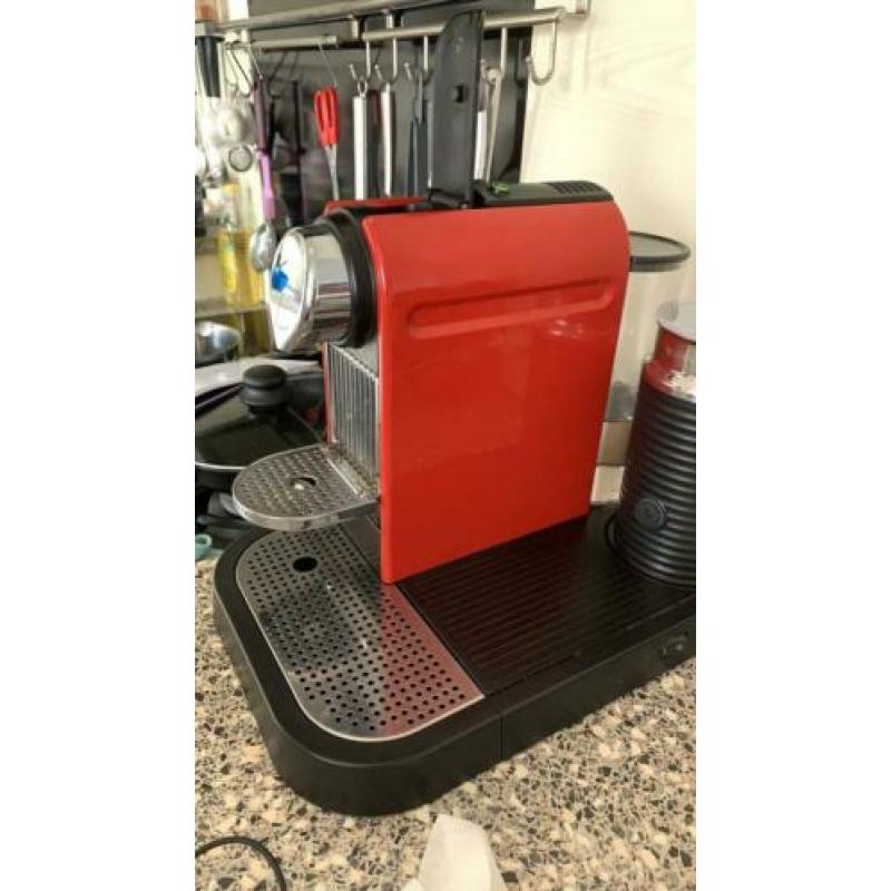 Geweldige Nespresso machine in retro rood met melkschuimer