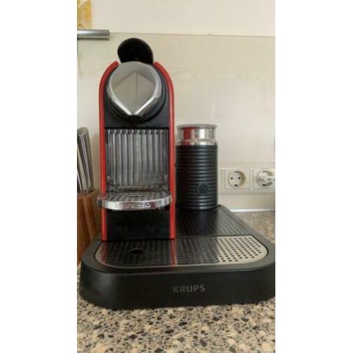 Geweldige Nespresso machine in retro rood met melkschuimer