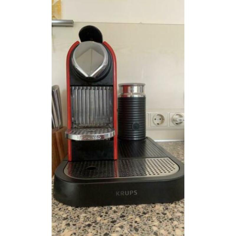 Geweldige Nespresso machine in retro rood met melkschuimer