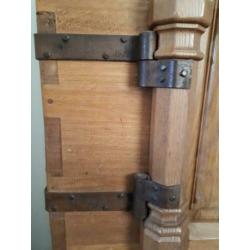 Stoere robuuste boeren brocante kast.