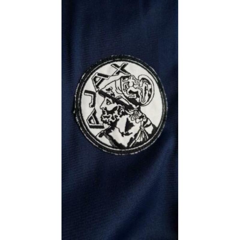 Voor de verzamelaar Ajax Le Coq Sportif blauw met accenten