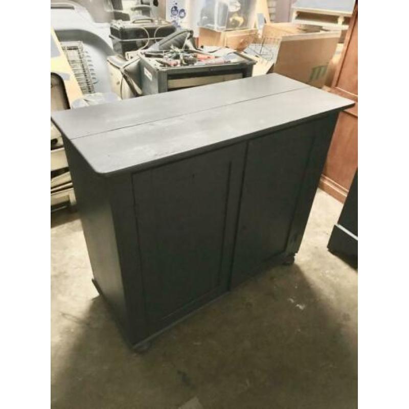 Oude stoere massief grenen kast, commode