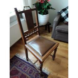 5 antieke stoelen, met houtsnijwerk en koper