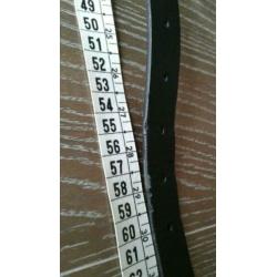 Bijna gratis gebruikte meisjes riem zwart met rood 70cm.