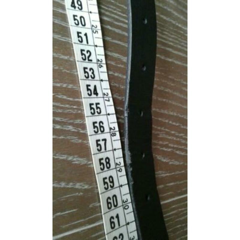 Bijna gratis gebruikte meisjes riem zwart met rood 70cm.