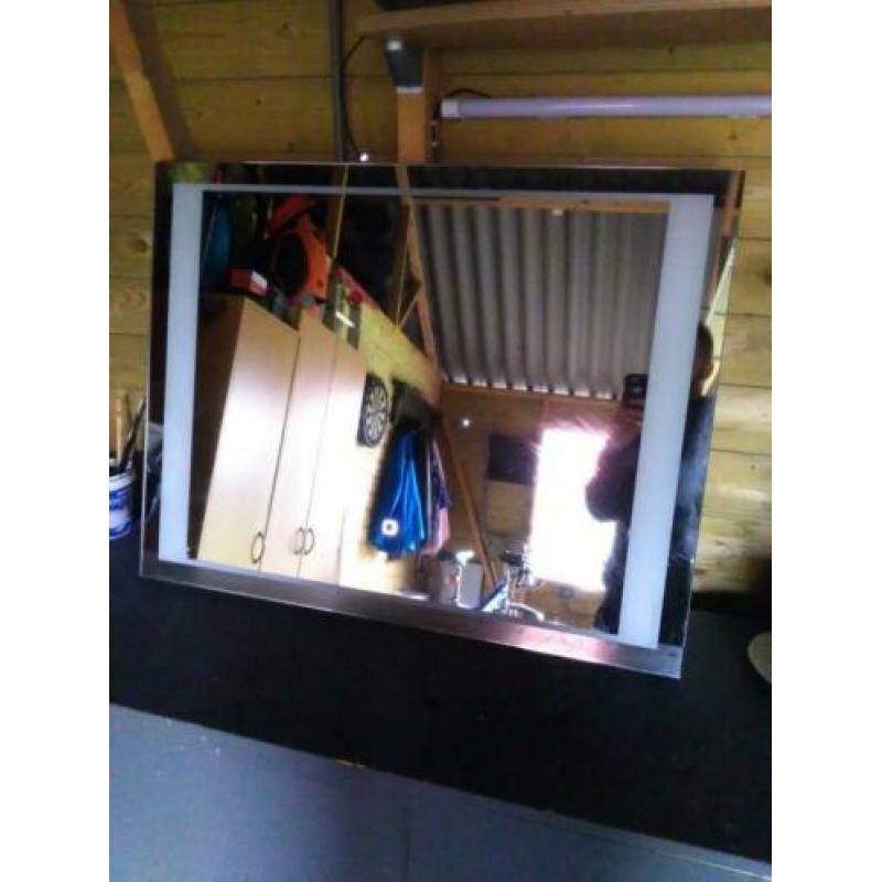 Spiegel 90x70cm met ingebouwde touch-verlichting!